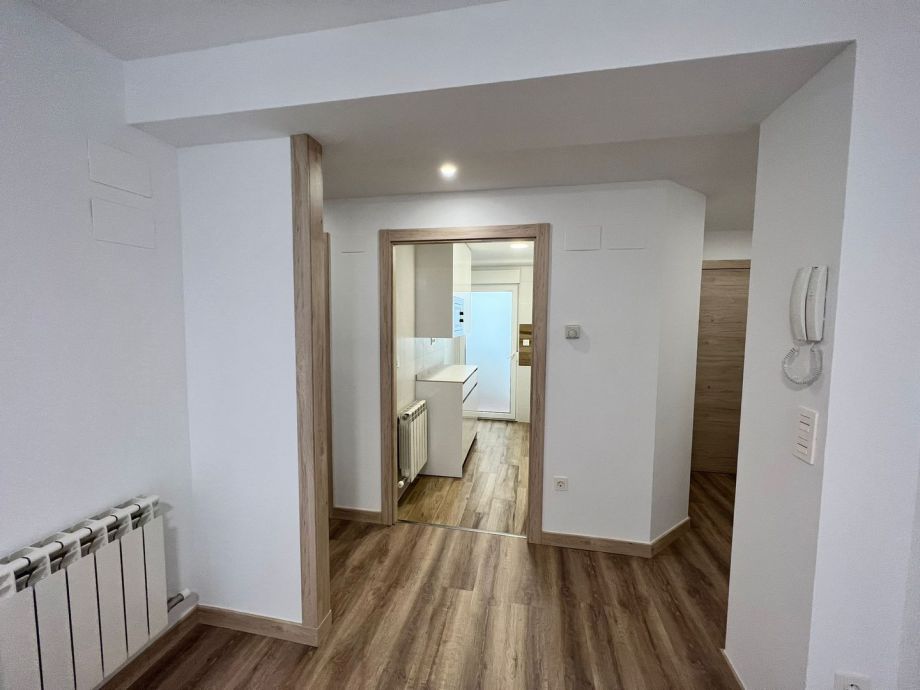 Pasillo con acceso a cocina reformada